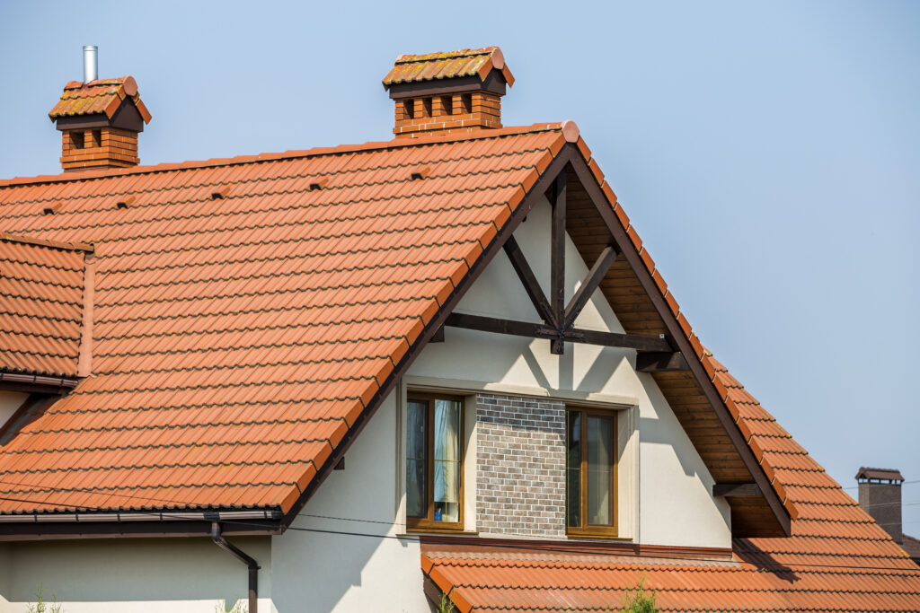 Czy czyszczenie dachu może pomóc w zapobieganiu problemom z wilgocią?